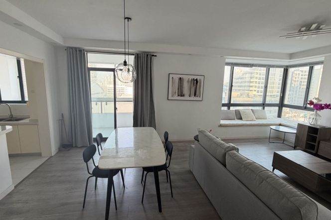 Spacious 2+1brs&2baths with balcony near Jiashan Road