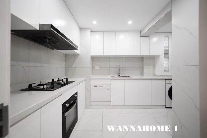 Large Covered Balcony+Spacious&Bright 2Bdrs 1Baths Apt+Top Compound+Jing'an Temple +Free Club