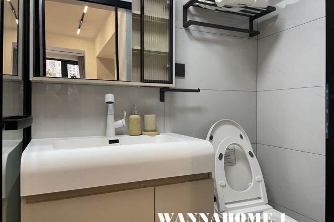 New&Spacious&Bright&Modern Elevator 2Bdrs 1Baths Apt+Jing An Temple+Large Closets