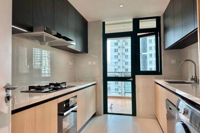 Morden 4brs with balcony and floor heating in Lujiazui 