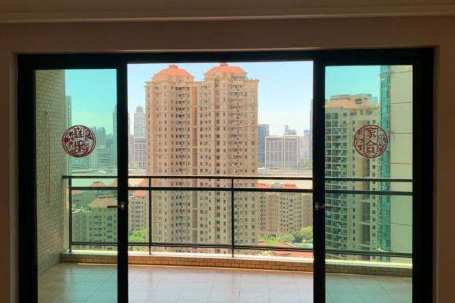 Modren 4brs with balcony and river in Lujiazui