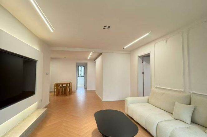 Good Compound 3Beds 2Bts Balcony@Jing’an/Close to Metro