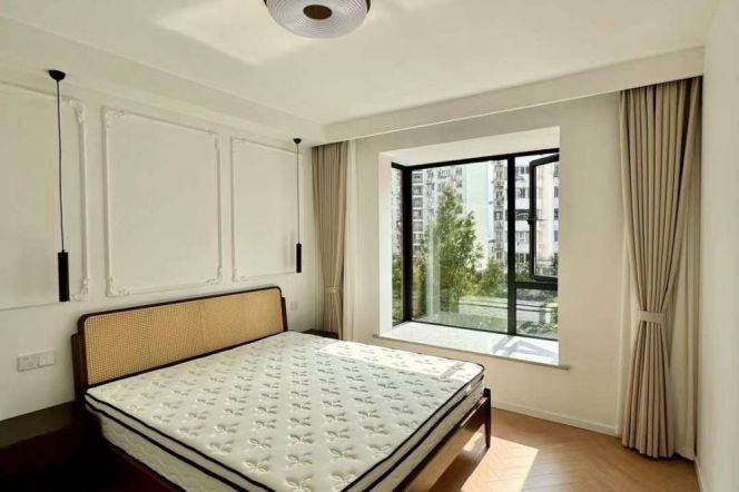Good Compound 3Beds 2Bts Balcony@Jing’an/Close to Metro