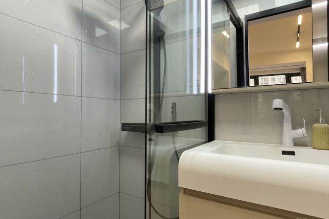 New&Spacious&Bright&Modern Elevator 2Bdrs 1Baths Apt+Jing An Temple+Large Closets