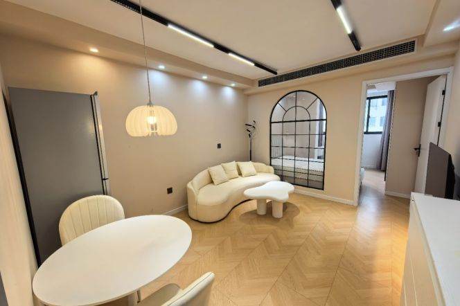 Jiaotong uni/spacious 1br 2lr@L10/11,elevator/central AC/bright room