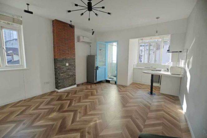  Newly renovated 1br with balcony in Huangpu  L9