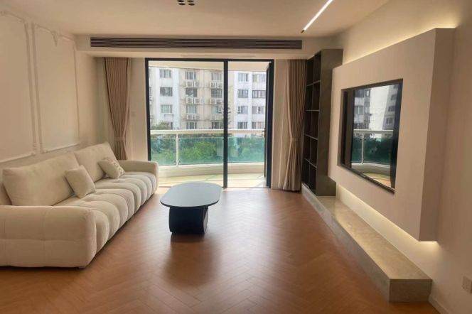 Good Compound 3Beds 2Bts Balcony@Jing’an/Close to Metro