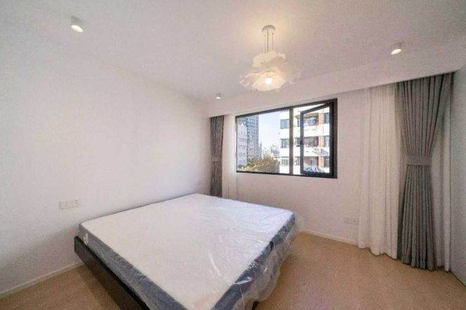 Jing`an temple bright 3brs/2lv/2bt apt wt balcony; L2/7