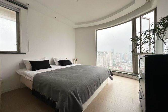 Huge 1br with high rise near Jing'an Temple