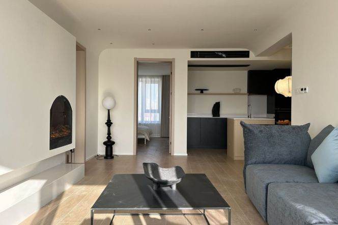 Spacious and bright 3Br/2bt@West yan'an rd 160sqm with large open balcony