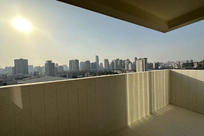 Spacious and bright 3Br/2bt@West yan'an rd 160sqm with large open balcony