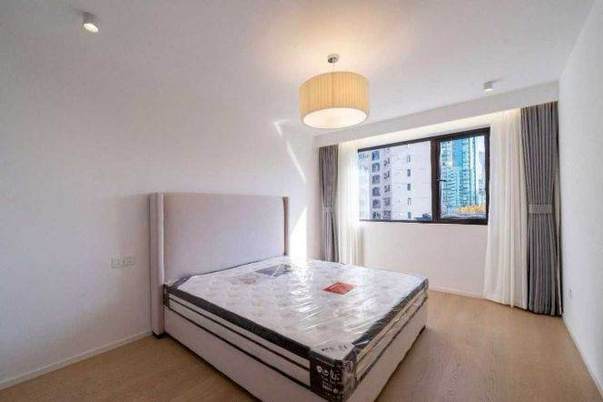Jing`an temple bright 3brs/2lv/2bt apt wt balcony; L2/7