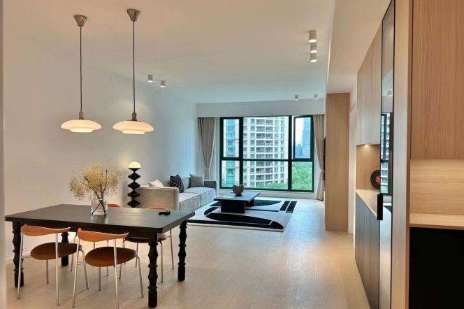 Morden 4brs with balcony and floor heating in Lujiazui 