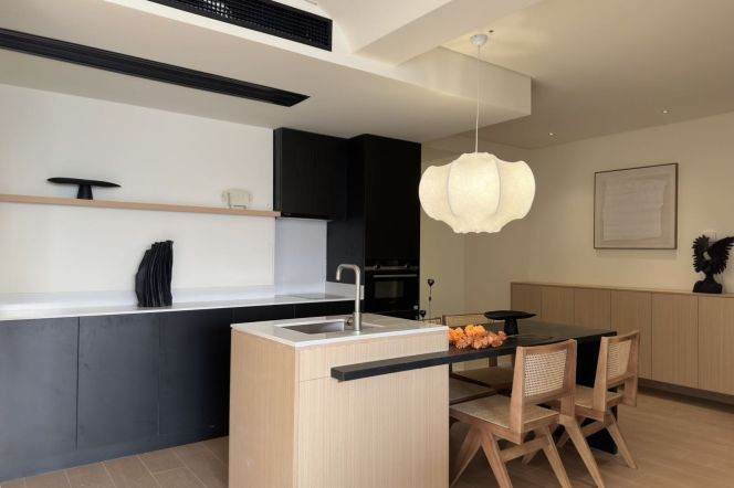 Spacious and bright 3Br/2bt@West yan'an rd 160sqm with large open balcony