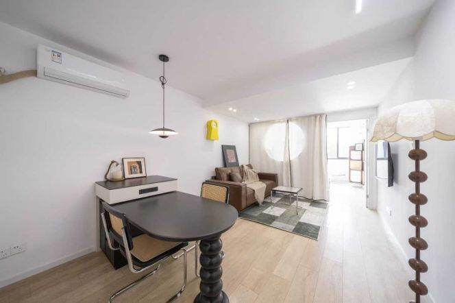 Jiaotong uni/spacious 1br 2lr@L10/11,bright room/big living room