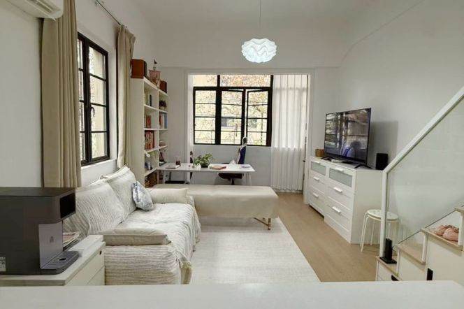 Exquisite duplex 1BR 1 LR near IAPM