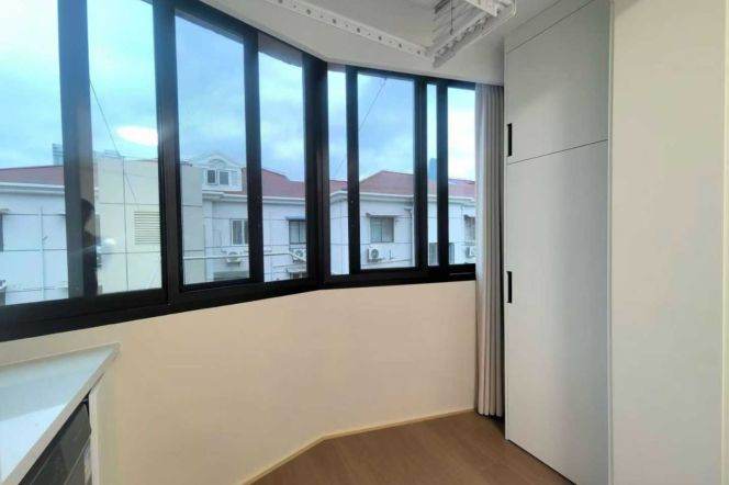 Brand new/elevator 1br 2lr/brand furniture/nice balcony,Jiangsu rd@L2/11