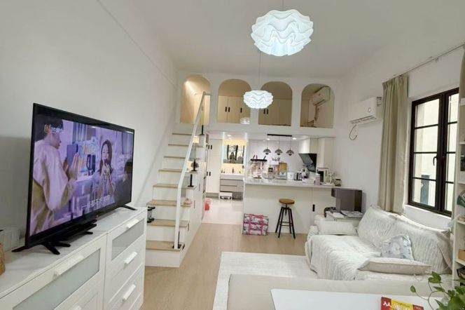 Exquisite duplex 1BR 1 LR near IAPM