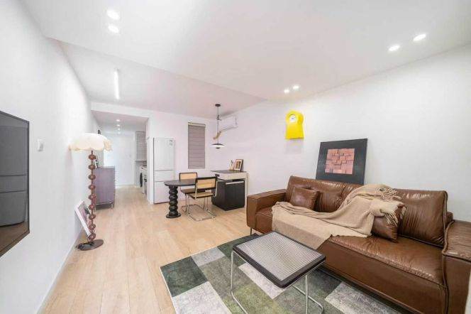 Jiaotong uni/spacious 1br 2lr@L10/11,bright room/big living room