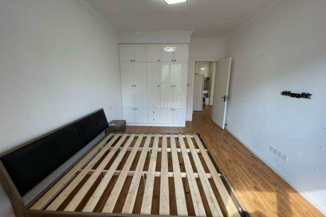 Nice balcony 2Brs/1Lr/1Bt apt nr Changshu rd,M1/2/7/14