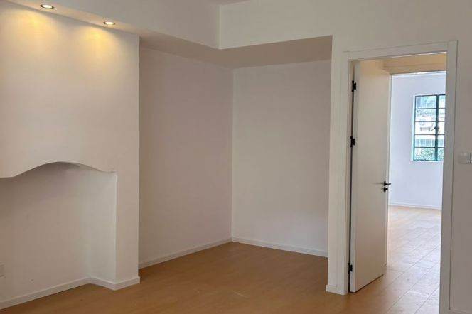 Good lighting 3brs with balcony near Jing'an Temple/Jiangsu Road