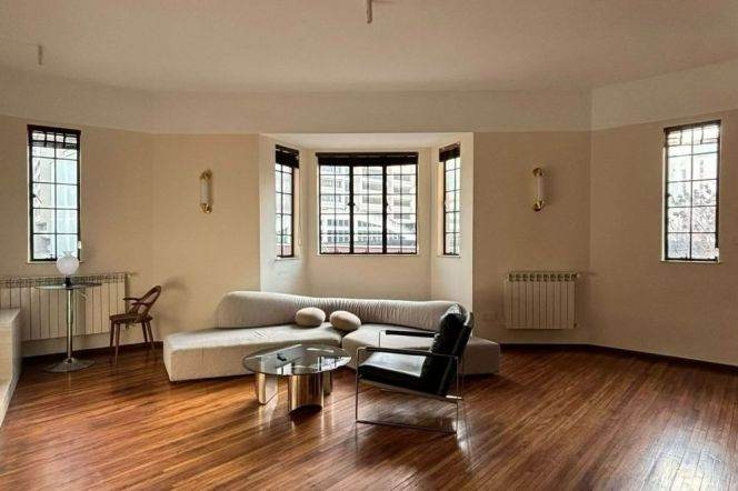 2 Brs, 2 Baths, Historical Building, 120 sqm Xikang/Nanyang rd @ Jingan temple L2