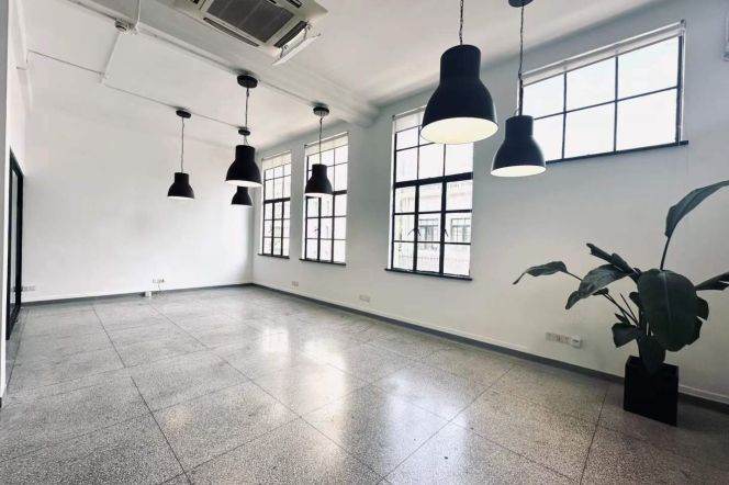 High Ceiling office nr ChangPing RD M7