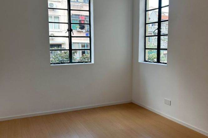 Good lighting 3brs with balcony near Jing'an Temple/Jiangsu Road