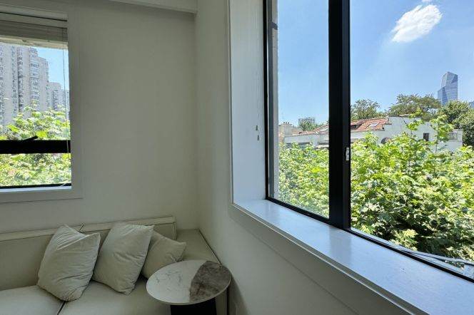 Cozy 1BR Apt Near Wukang Building | Jiaotong Univer. Metro L10/11 | Clean compound 12.2K