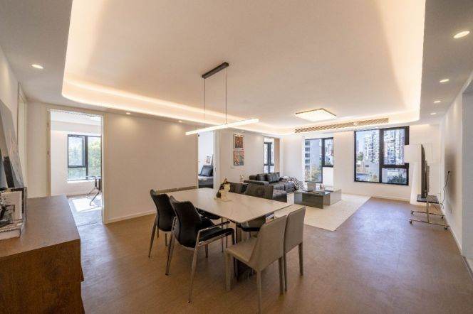 Huge livingroom@3brs&2baths with good lighting near Xujiahui