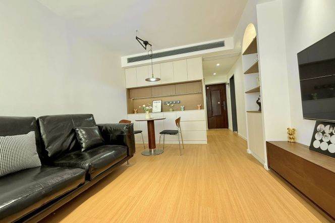 Renovated 1br apt,Oven,convenient traffic to Loushanguan,Line2&15