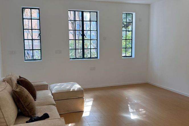 Good lighting 3brs with balcony near Jing'an Temple/Jiangsu Road