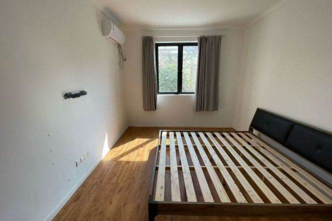 Nice balcony 2Brs/1Lr/1Bt apt nr Changshu rd,M1/2/7/14