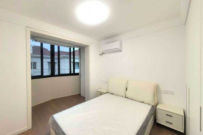 Brand new/elevator 1br 2lr/brand furniture/nice balcony,Jiangsu rd@L2/11