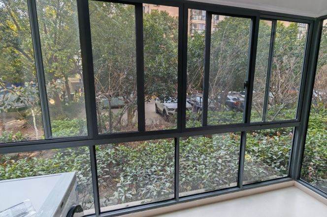 New decorated  2br apt close to Songhong station,Line 2 ,at good price