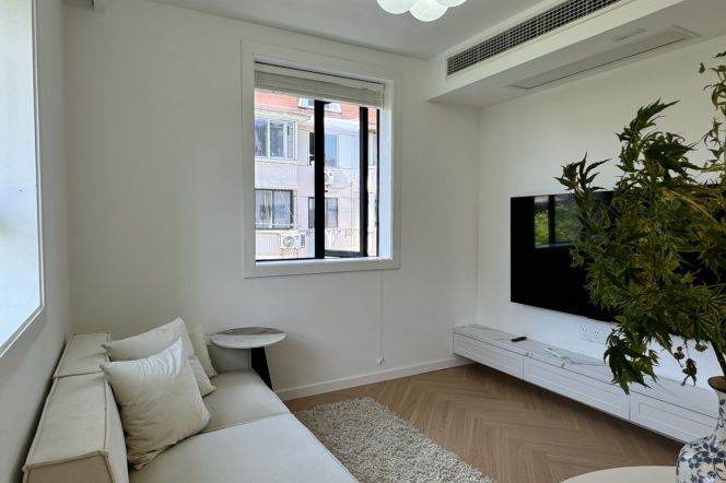 Cozy 1BR Apt Near Wukang Building | Jiaotong Univer. Metro L10/11 | Clean compound 12.2K