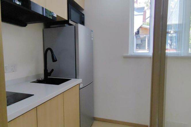 High Quality 1 br with floor heating on ChangLe Rd, easy to L13 Middle HuaiHai Rd St.