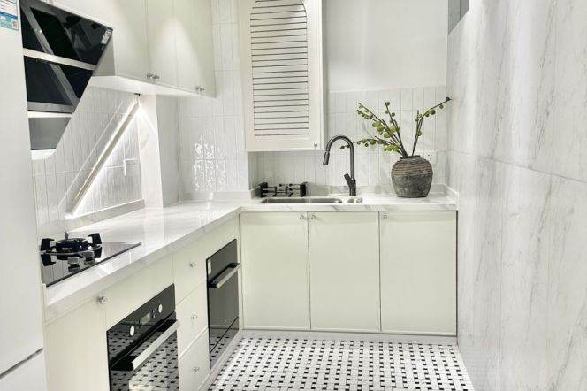 modern 2brs floor heating modern furniture in Zhong shan park ,line 2,3,4 only 19.5K