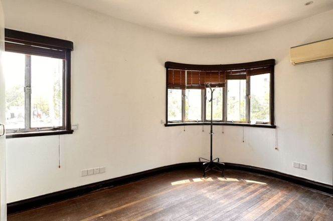 High ceiling antique Apt 2br/2bt in Urumqi Road