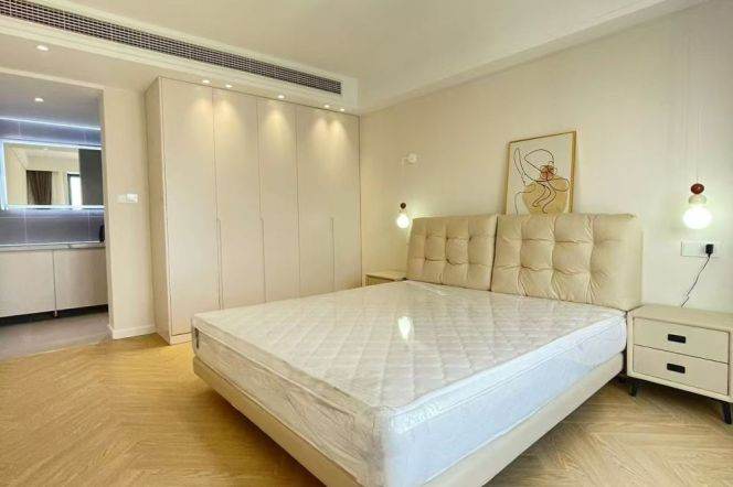 Sunny 3bedrooms Apt +Heating+oven+central AC@Yan'an Rd(W)
