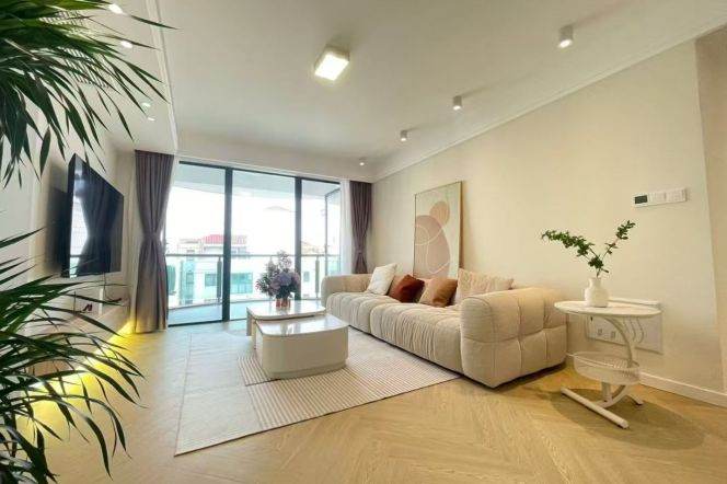 Sunny 3bedrooms Apt +Heating+oven+central AC@Yan'an Rd(W)