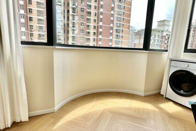 modern 2brs floor heating modern furniture in Zhong shan park ,line 2,3,4 only 19.5K