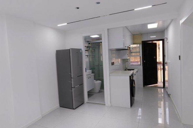 Good price 2 br on WanPing Rd(S) ,6 mins walking to L 1/9/11 XuJiaHui St.