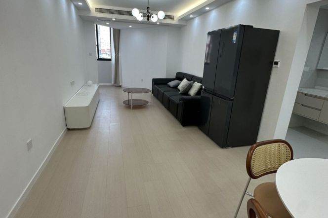 jiangsu rd elevator 2BR/big living room@L2/11