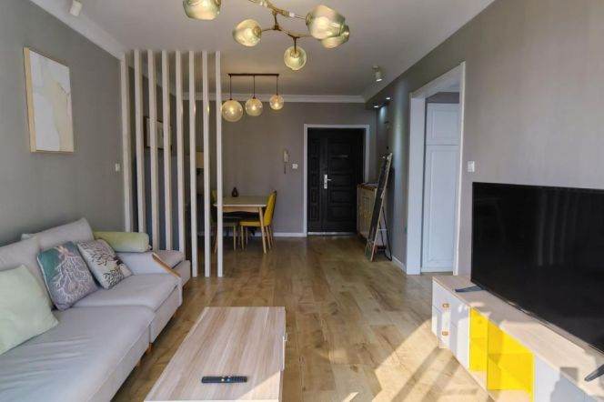 Spacious 1 br with open balcony in XuHui, 5 mins to L 3/4/9 YiShan Rd St.