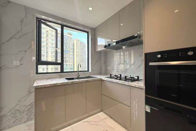 Brand new 3Br+Balcony @ L1/9/11 Xujiahui station 