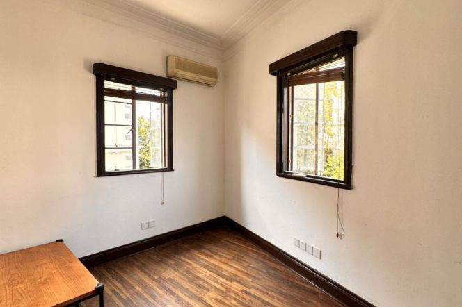 High ceiling antique Apt 2br/2bt in Urumqi Road