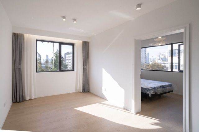 Spacious and bright 3Br/2bt@Jing'an center with open balcony no elevator 