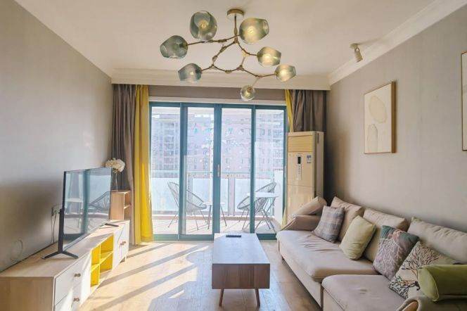 Spacious 1 br with open balcony in XuHui, 5 mins to L 3/4/9 YiShan Rd St.