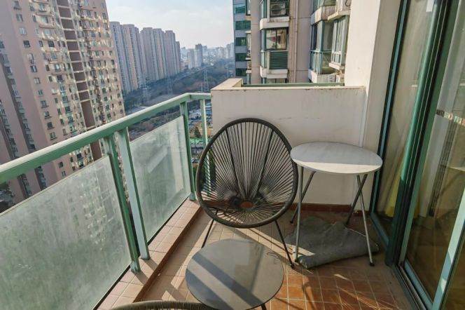 Spacious 1 br with open balcony in XuHui, 5 mins to L 3/4/9 YiShan Rd St.